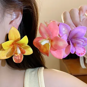 Detailansicht süßer Harzblumen-Ohrstecker in Gelb, Rosa und Lila