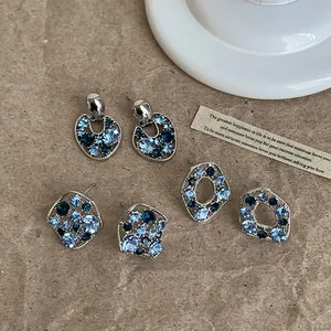 Orecchini a Bottone Geometrici Traforati con Strass Blu per Donna Lega Lussuoso Gioiello Minimalista con Perno in Argento 925
