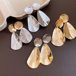 Eleganti orecchini a goccia in oro e argento con finitura martellata di classe