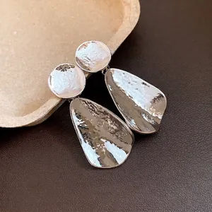Orecchini a goccia in argento testurizzato dal design minimalista con finitura martellata.