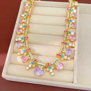 Primer plano de un lujoso collar de estilo palaciego vintage con circonitas y esmalte