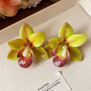 Detailansicht eleganter gelb-grüner Orchideenblüten-Ohrringe aus Epoxidharz für Damen