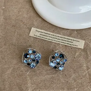 Eleganti orecchini a perno geometrici blu con strass brillanti e dettagli in argento
