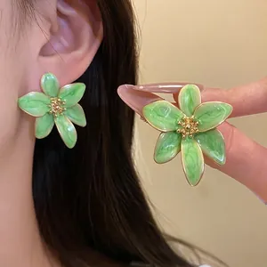 Boucles d'oreilles élégantes en émail vert avec accents dorés vintage pour femmes