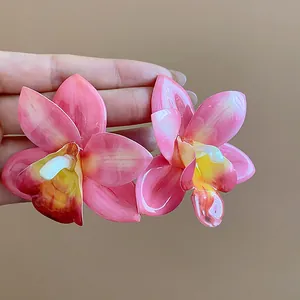 Detailansicht großer rosa Orchideenblüten-Ohrringe aus Harz mit realistischer Textur