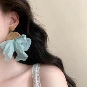 Orecchini a Bottone a Fiore in Rafia e Chiffon Fatti a Mano Stile Vacanza al Mare Perno in Argento Orecchini Pendenti Donna