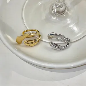 Vue détaillée de manchettes d'oreilles plume dorées et argentées sur une assiette.