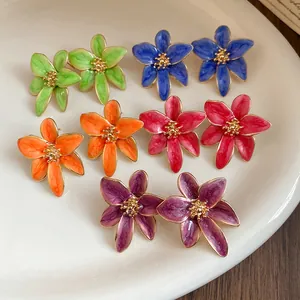 Vue détaillée de diverses boucles d'oreilles fleurs en émail vintage en cinq couleurs