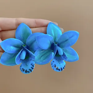 Detaillierte Makroansicht blauer Orchideenblüten-Ohrringe mit realistischer Textur
