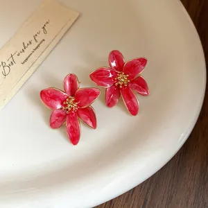 Boucles d'oreilles fleurs roses vintage au fini doré, design élégant et raffiné pour femme.