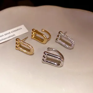 Elegante set di orecchini e polsini a ferro di cavallo in zirconia e ago d'argento