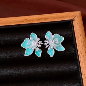 Eleganti orecchini a fiore in smalto verde menta con perle e zircone centrale