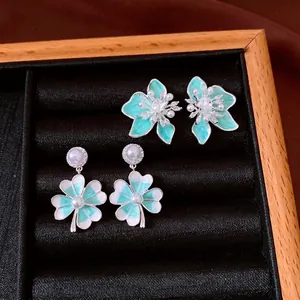 Eleganti orecchini a lobo a forma di fiore e quadrifoglio in smalto verde menta e perle