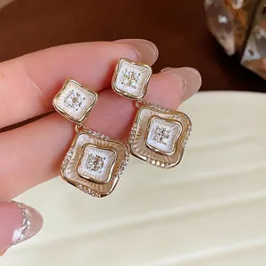 Elegante 18K vergoldete quadratische Ohrringe mit weißem Emaille und Zirkonia-Akzenten