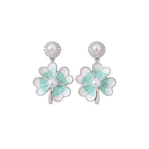 Eleganti orecchini in argento con fiore in smalto verde chiaro e dettaglio perla bianca