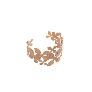 Bracciale rigido vintage con texture floreale dorata e design multi-elemento