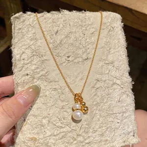 Collier avec double pendentif gourde plaqué or 18 carats, perle et gravure d'étoile