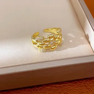 Elegante anello multistrato in zircone dorato con design ovale traforato e apertura