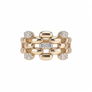 Elegante anello aperto multistrato color oro con pietre di zircone e design a maglie.
