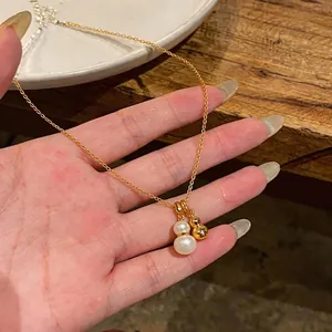 Élégant collier perles et gourde plaqué or 18 carats au design moderne de style chinois
