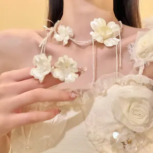 Set di Gioielli in Tessuto Fatto a Mano con Fiori Bianchi per Donna Elegante Girocollo da Sposa e Perno in Argento con Perle Artificiali
