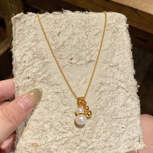 Vue détaillée du collier avec pendentif gourde plaqué or 18k et doubles perles