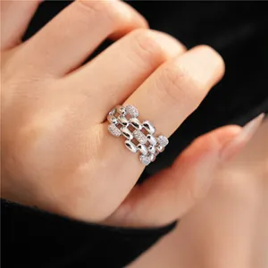 Dettaglio ravvicinato di un anello multistrato in argento e zirconi sulla mano di una modella