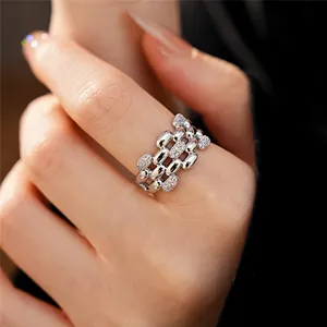 Dettaglio di un elegante anello aperto a strati in argento con zirconi cubici incastonati