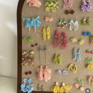 Boucles d'oreilles fleuries faites main colorées pour les vacances
