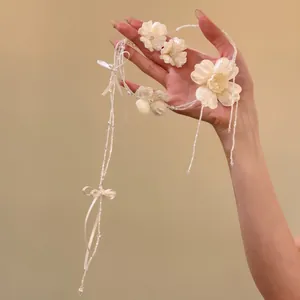 Elegante set di collana e orecchini con fiori in tessuto bianco per spose e cerimonie