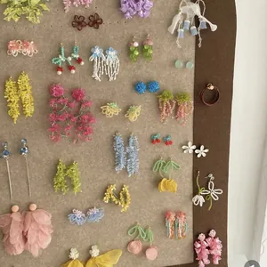 Boucles d'oreilles à fleurs en perles faites main aux couleurs vives pour l'été