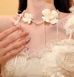 Primo piano di un'elegante collana choker a fiori bianchi con dettagli in nastro