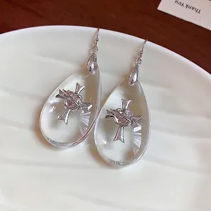 Eleganti orecchini a goccia in acrilico con croce di strass dal design raffinato