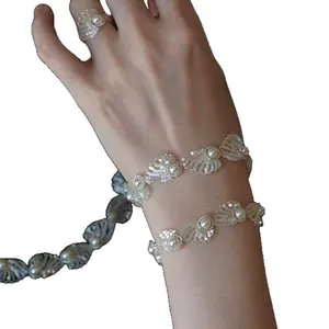 Elegante conjunto de joyas retro francesas con perlas y conchas, collar y pulsera