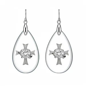 Eleganti orecchini a goccia in acrilico color argento con croce di cristalli e strass