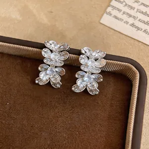 Vista detallada de pendientes de flores de plata con pavé de circonitas brillantes