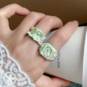 Bague fleur en émail vert frais au design de niche et esthétique style dopamine.