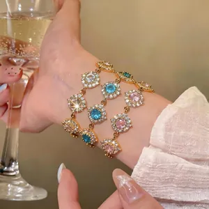 Bracciale Tondo in Rame con Zirconia Placcato Oro Design Halo Lussuoso Gioielli per Donna Moda Pendolare Elegante Delicato Braccialetto
