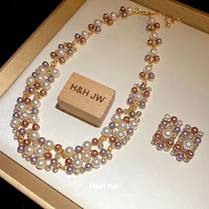 Parure de bijoux vintage avec collier et boucles d'oreilles en perles et strass luxueux