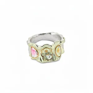 Bague fleur en émail vert unique avec motifs floraux doux et esthétique artisanale.