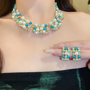 Vue détaillée d'un ensemble de bijoux en perles de style palais vintage sur un mannequin