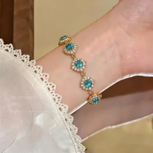 Vista dettagliata delle pietre turchesi e della placcatura oro 18K del bracciale