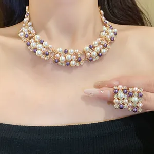 Parure de bijoux vintage élégante avec collier de perles et boucles d'oreilles strass