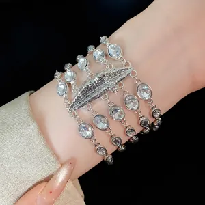 Elegante bracciale multistrato in argento con cristalli ovali e motivo a labbra