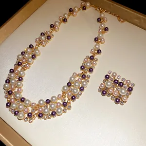Vue détaillée de l'ensemble collier et broche rétro avec des perles et des strass brillants