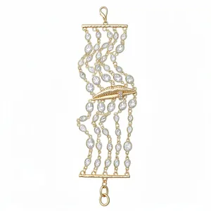 Squisito bracciale dorato multistrato con perle di cristallo e ciondolo a forma di labbra