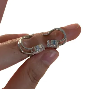 Funkelnde Engelsflügel Silber-Ohrmuscheln mit Zirkonia, Clip-On-Ohrringe ohne Loch.