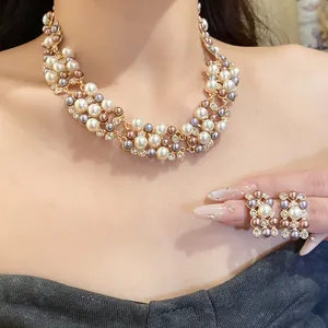 Parure de bijoux vintage avec collier et boucles d'oreilles en perles et strass sur modèle