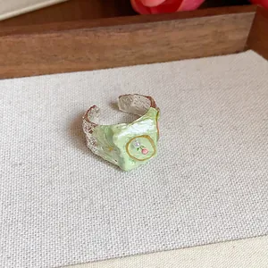 Bague artistique en émail vert menthe avec fini argenté texturé et détail floral en perle