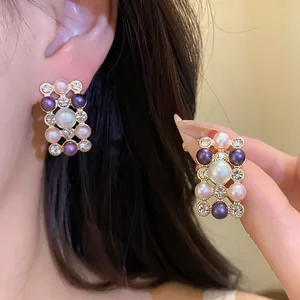 Vue détaillée de boucles d'oreilles de style palais vintage avec perles et strass brillants